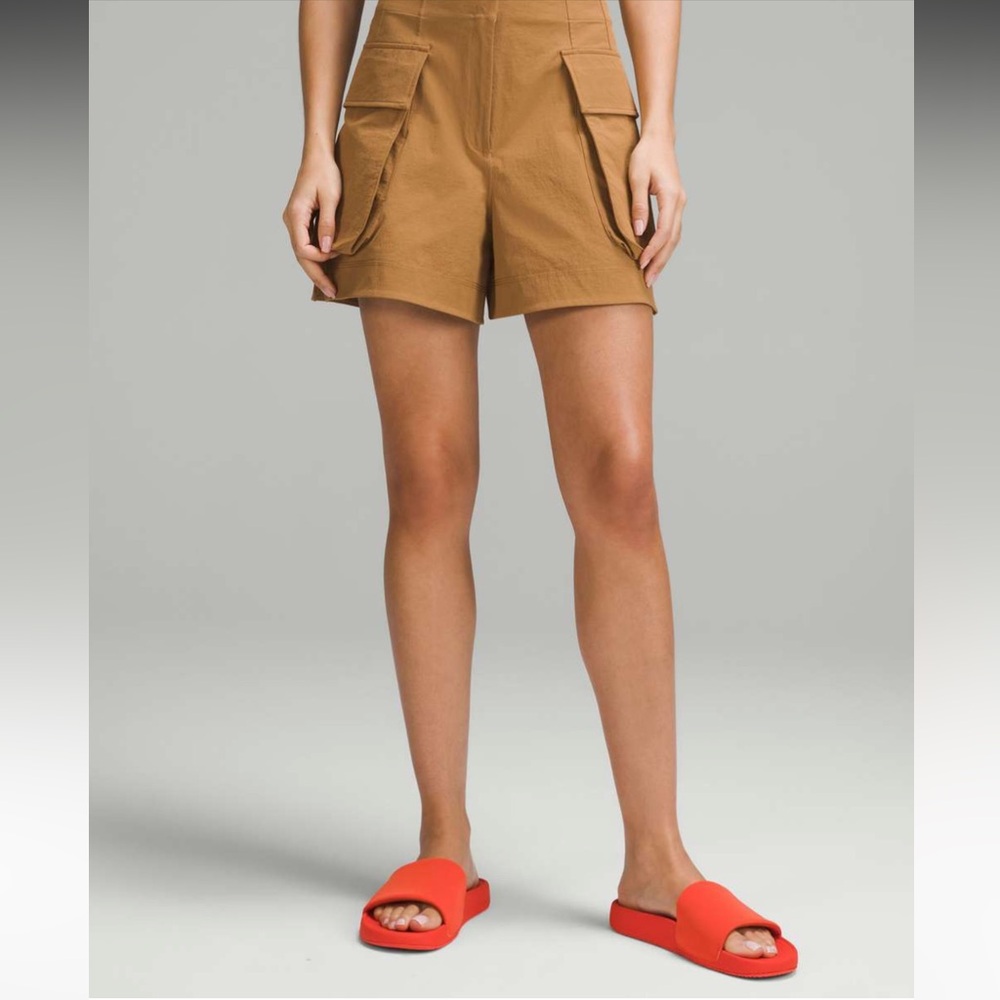 Women’s Lululemon Relaxed-Fit Super-High-Rise Cargo Short 4” Bold Beige Size 12